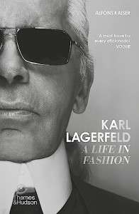 Фото - Karl Lagerfeld: A Life in Fashion [Paperback]